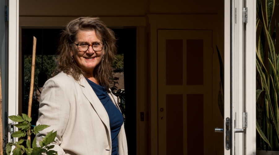 Barbara staat bij open deur in uitnodigende houding | Bureau Philipsen